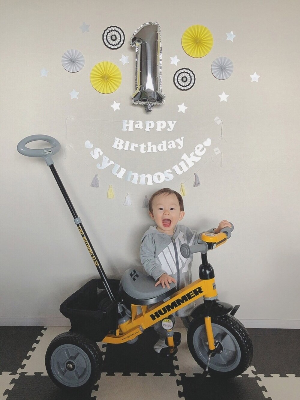 「1歳、11月生まれ、happy birthday、プレゼント、HUMMAR、三輪車、NIKE、ナイキ、部屋着」｜「NIKEのアイテム（ロンパース、グレー系）」を使った、shunnosukeさん（キッズ・70cm）の春コーディネートの1枚目の写真