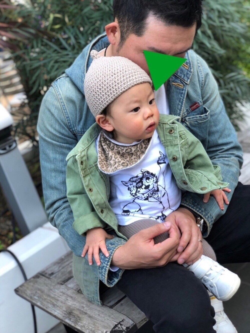 「おでかけコーデ、コンバース、ザラキッズ、キッズファッション、ショピング、韓国子供服、春コーデ」｜「ZARA KIDSのアイテム（デニムジャケット、グリーン系）」を使った、shunnosukeさん（キッズ・70cm）の春コーディネートの1枚目の写真