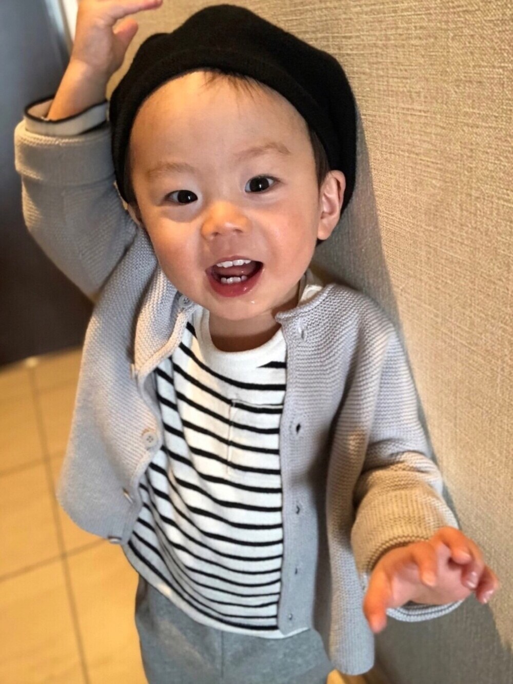 「ベレー帽、男の子、IKEA、くまさん、ぬいぐるみ男子」｜「MARLMARLのアイテム（ニット/セーター、グレー系）」を使った、shunnosukeさん（キッズ・70cm）の春コーディネートの1枚目の写真