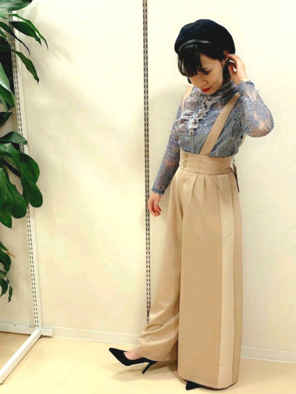 ブルー系のシャツ/ブラウス、ベージュ系のその他パンツ、ブラック系のハンチング/ベレー帽を着用したレディースの春コーディネートの1枚目の写真