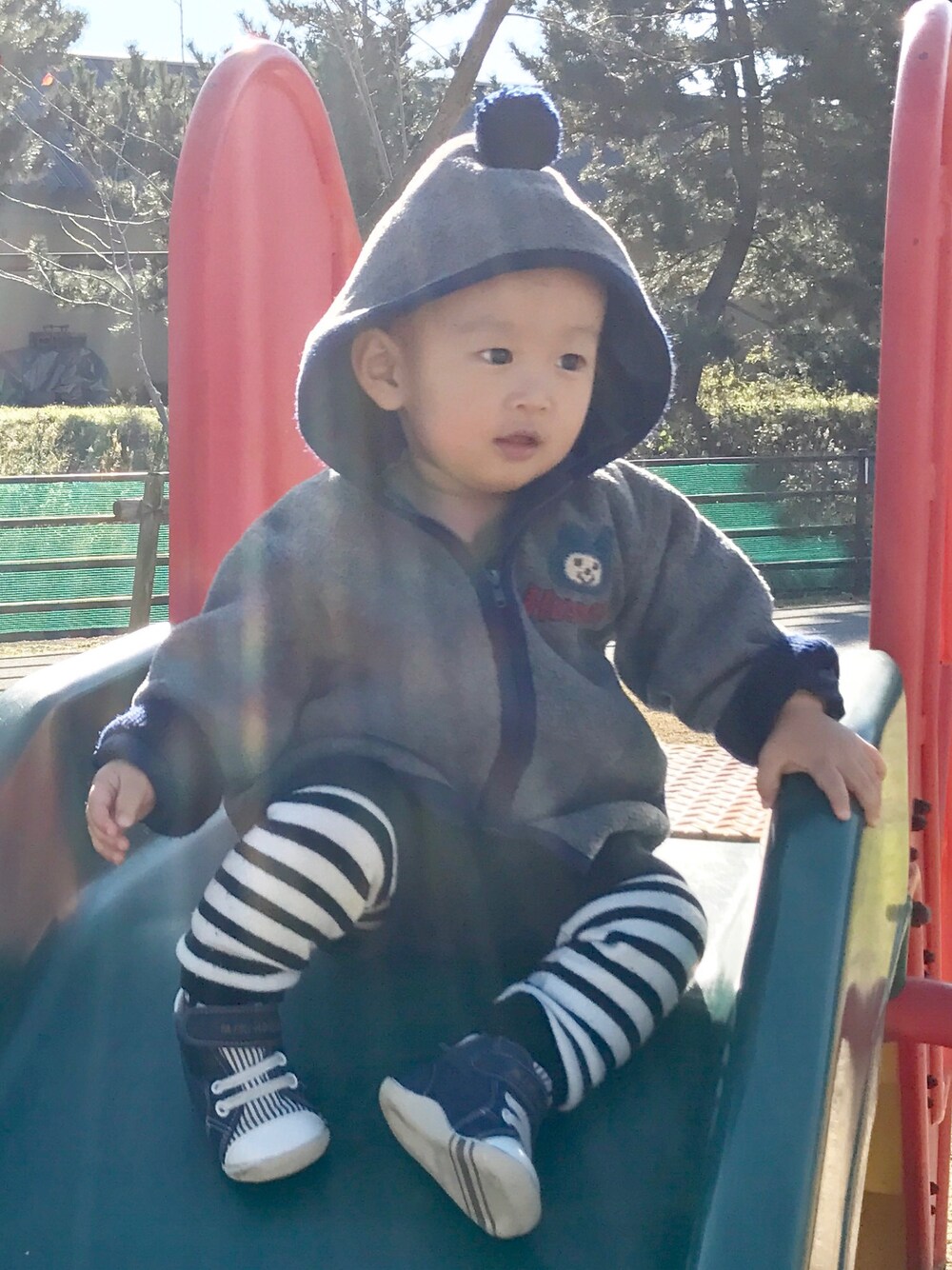 「キッズファッション、冬、カジュアルコーデ、キッズ、シンプル、おとこのこ、男の子、1歳、プチプラ、レギンス」｜「MIKI HOUSEのアイテム（スニーカー、ブルー系）」を使った、eitooさん（キッズ・80cm）の冬コーディネートの1枚目の写真