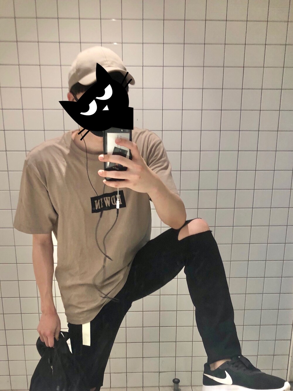 「ストリート、スポーツミックス、大学生、カジュアル」｜「EDWINの【公式】【THE BOX LOGO 】　ロゴプリントＴシャツ　（BOXY FIT)（Tシャツ/カットソー、ベージュ系）」を使った、ゆうだいさん（メンズ・175cm）の秋コーディネートの1枚目の写真