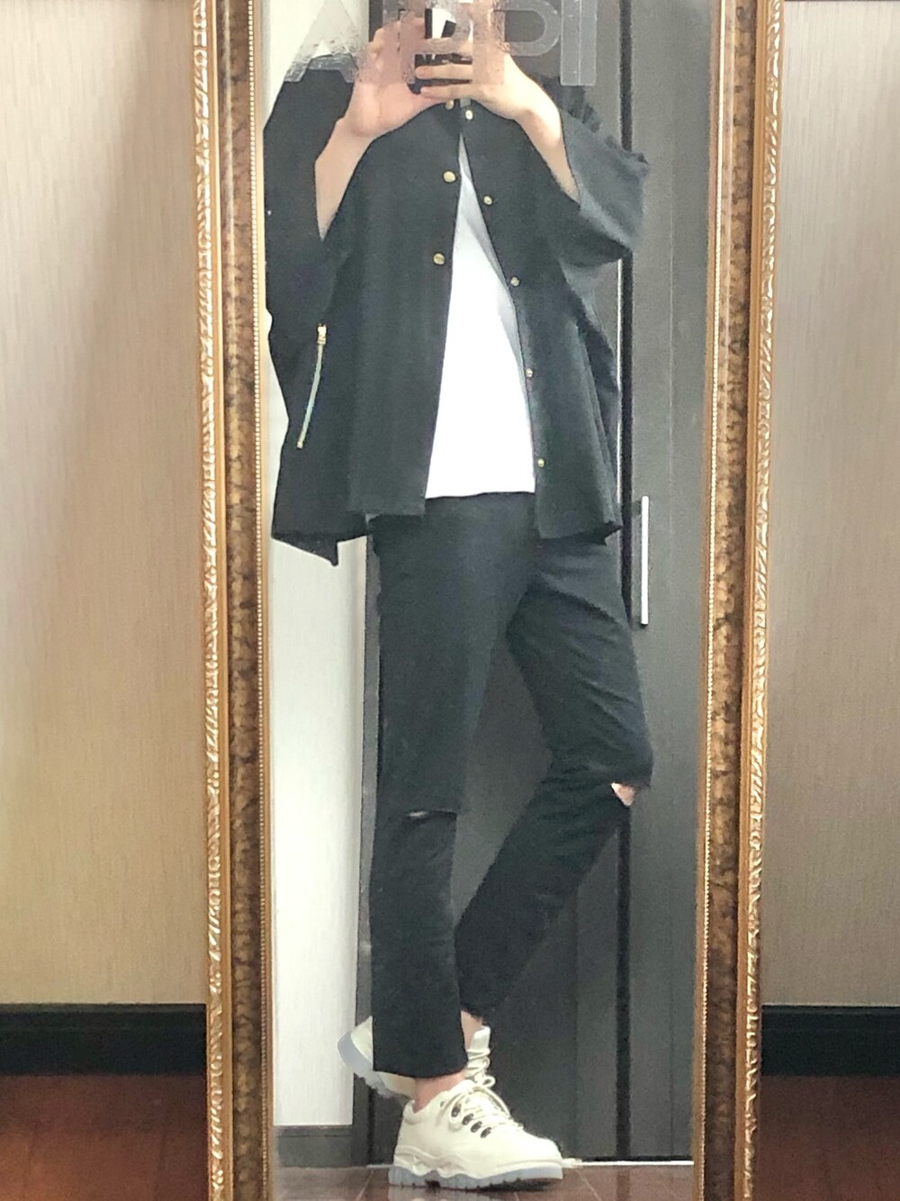 ブラック系のパンツ、ホワイト系のTシャツ/カットソー、ブラック系のシャツ/ブラウスを着用したメンズの夏コーディネートの1枚目の写真