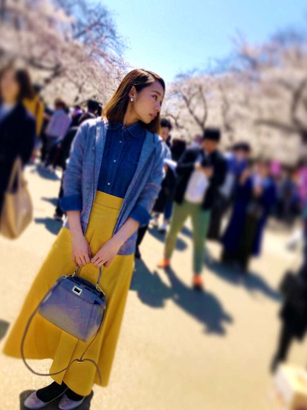 「春コーデ、お花見、パーカー、ダンガリーシャツ、ロングスカート、バレエシューズ、シンプル、オトナカジュアル、プチプラコーデ」｜「INGNIのアイテム（シャツ/ブラウス、ブルー系）」を使った、harucoさん（レディース・167cm）の春コーディネートの1枚目の写真
