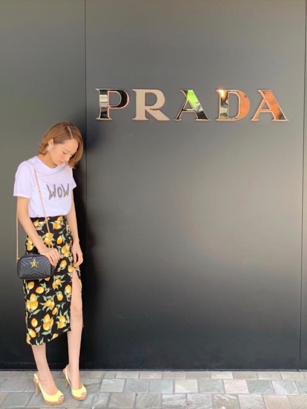 「白Tシャツ、レモン柄、ラップスカート、スリットスカート、ビタミンカラー、ワイキキ、ショルダーバッグ、星柄、ブラック、シンプルコーデ」｜「H&Mのアイテム（Tシャツ/カットソー、ホワイト系）」を使った、harucoさん（レディース・167cm）の春コーディネートの1枚目の写真