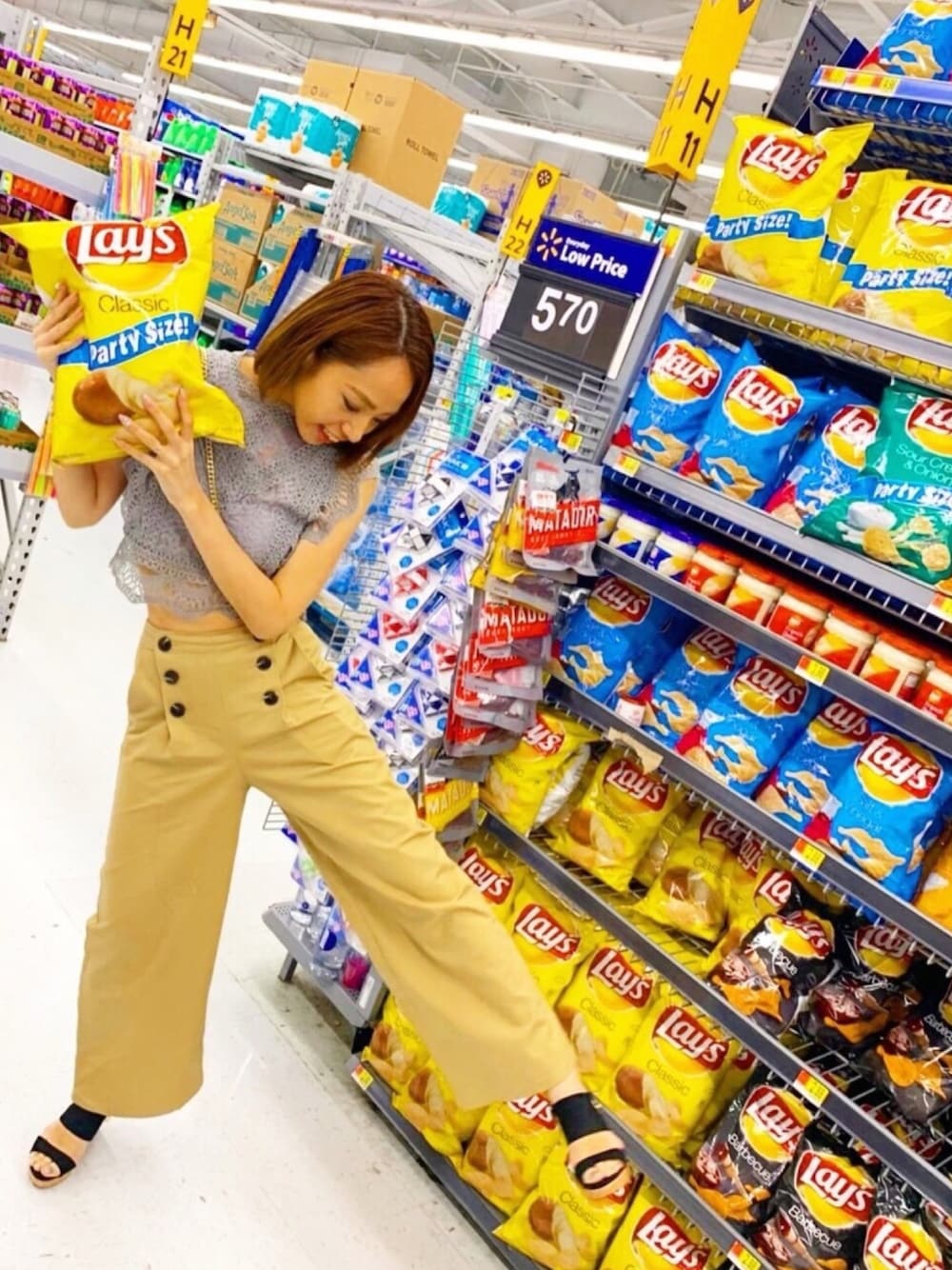 「hawaii、snack、supermarket、fifth、H&M、GU」｜「fifthの総レースデザインコンパクトトップス（シャツ/ブラウス、グレー系）」を使った、harucoさん（レディース・167cm）の夏コーディネートの1枚目の写真