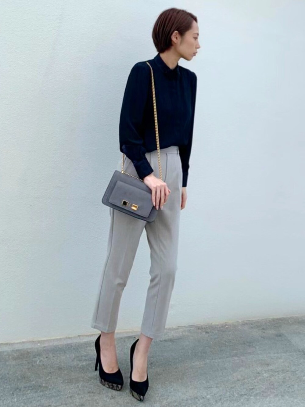 「シンプルコーデ、黒シャツ、休日スタイル、パンプス、きれいめスタイル、H&M、GU、ferragamo、EVOL(EVOL)、ショートヘア」｜「FERRAGAMOのアイテム（ショルダーバッグ、グレー系）」を使った、harucoさん（レディース・167cm）の冬コーディネートの1枚目の写真