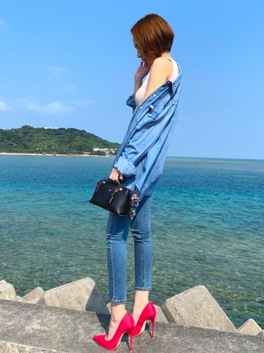 「ダンガリーシャツ、ポロラルフホーレン、タンクトップ、GU、FENDI、パンツスタイル、ピンヒール、ピンク、デニムオンデニム、デニムパンツ」｜「GUのアイテム（キャミソール、ベージュ系）」を使った、harucoさん（レディース・167cm）の春コーディネートの1枚目の写真