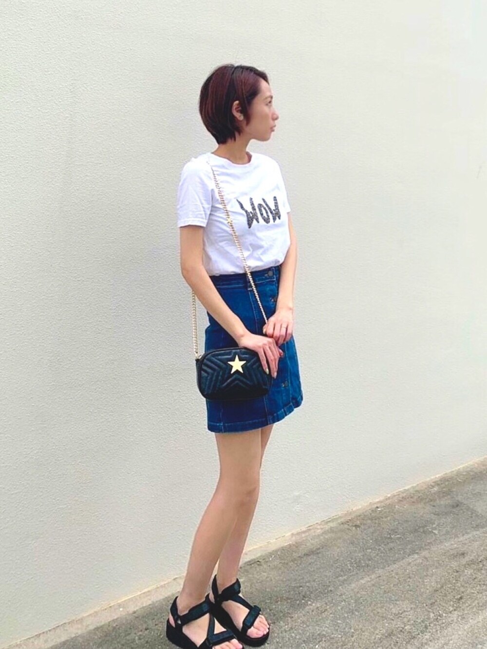 「ゆるコーデ、楽ちんスタイル、Tシャツ、H&M、ミニスカート、ジーンズ、サンダル、GU、ショルダーバッグ」｜「H&Mのアイテム（Tシャツ/カットソー、ホワイト系）」を使った、harucoさん（レディース・167cm）の春コーディネートの1枚目の写真