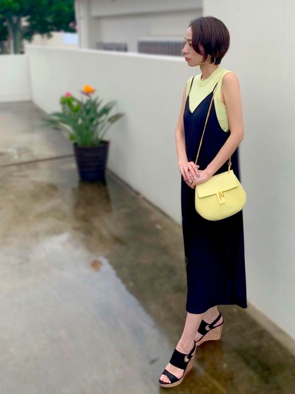 「休日スタイル、シンプルコーデ、ラクチンコーデ、大人カジュアル、梅雨コーデ、GU、H&M、Chloe、drew、キャミワンピ」｜「GUのアイテム（タンクトップ、イエロー系）」を使った、harucoさん（レディース・167cm）の春コーディネートの1枚目の写真