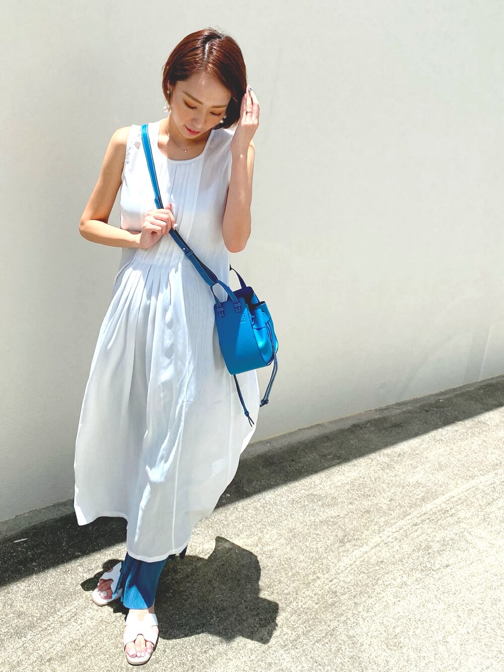 「シンプル、休日スタイル、オトナカジュアル、マタニティコーデ、水色×白、シアーワンピース、Re:EDIT、titivate、LOEWE、titty&Co.」｜「LOEWEのアイテム（ショルダーバッグ、ブルー系）」を使った、harucoさん（レディース・167cm）の夏コーディネートの1枚目の写真