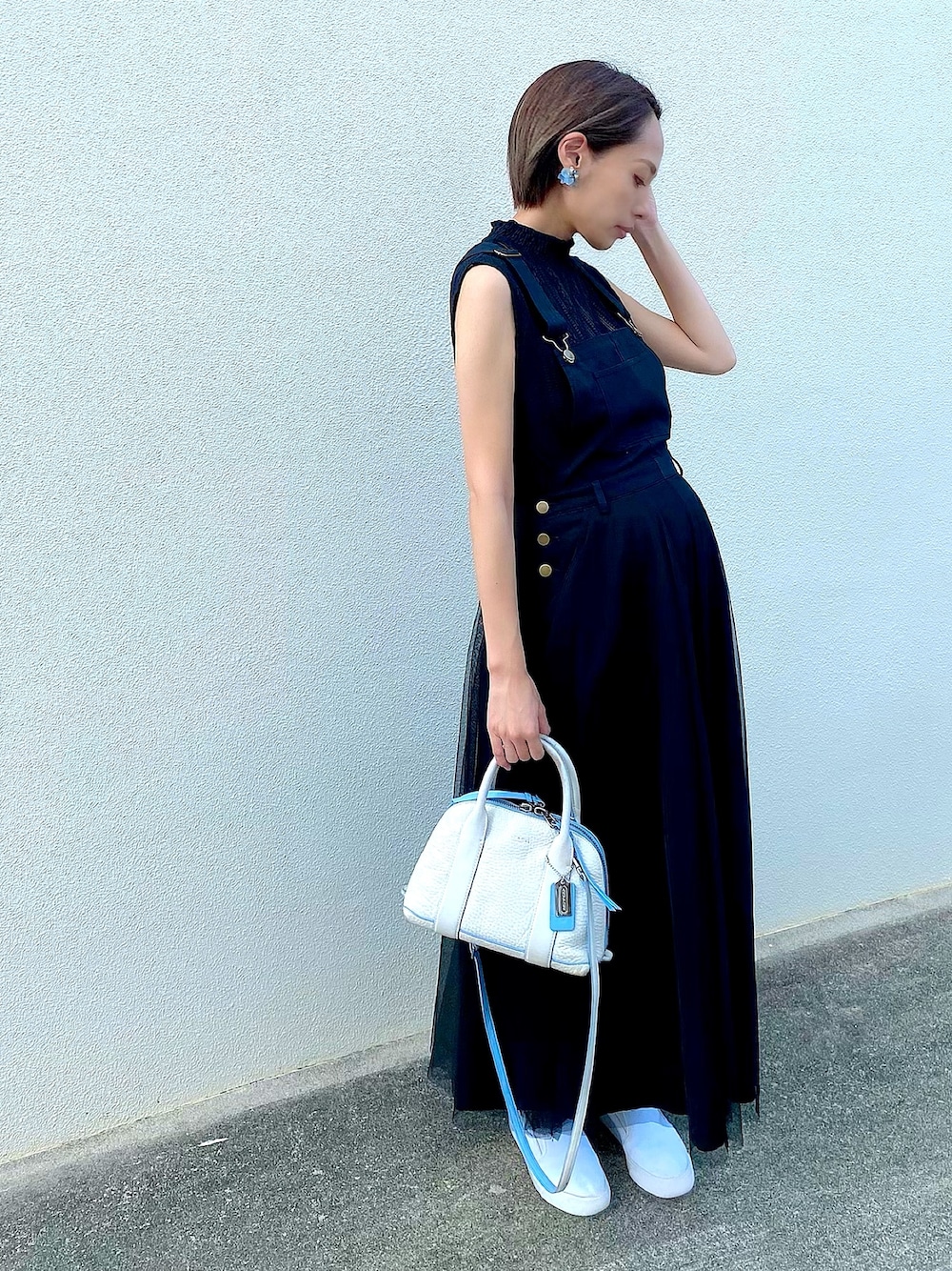 「妊婦コーデ、ぷんにー、モノトーンコーデ、GU、ノースリーブ、コウベレタス(kobelettuce)、ジャンパースカート、コーチ(COACH)、ハンドバッグ、ナイキスニーカー」｜「GUのアイテム（タンクトップ、ブラック系）」を使った、harucoさん（レディース・167cm）の秋コーディネートの1枚目の写真