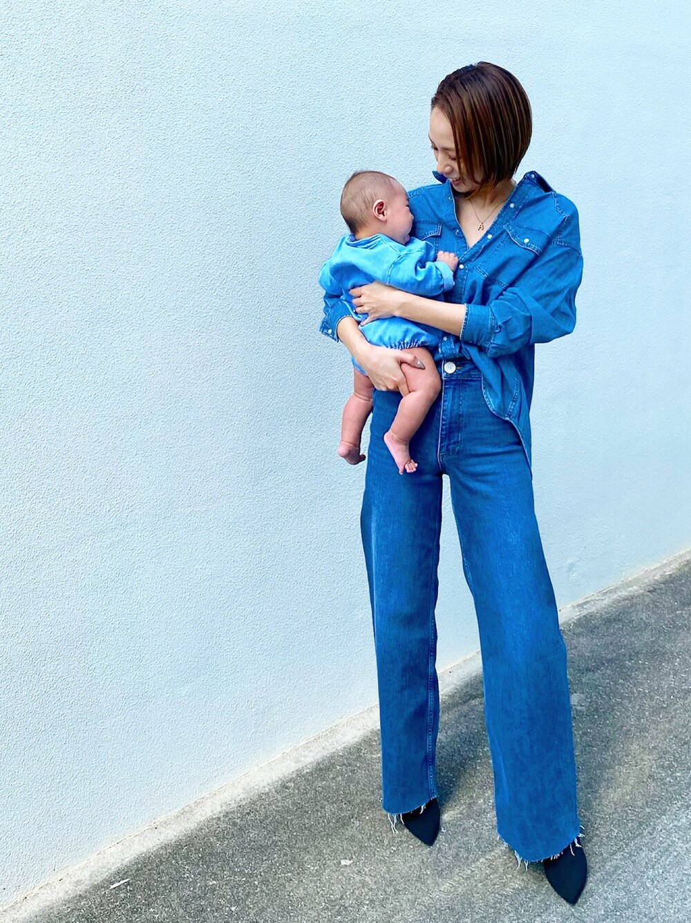 「休日コーデ、パンツスタイル、プチプラコーデ、親子コーデ、ジーンズコーデ、大人カジュアル、H&M、ZARA、ダンガリーシャツ、ソックス➕ブーツ」｜「ZARAのアイテム（ネックレス、ゴールド系）」を使った、harucoさん（レディース・167cm）の冬コーディネートの1枚目の写真