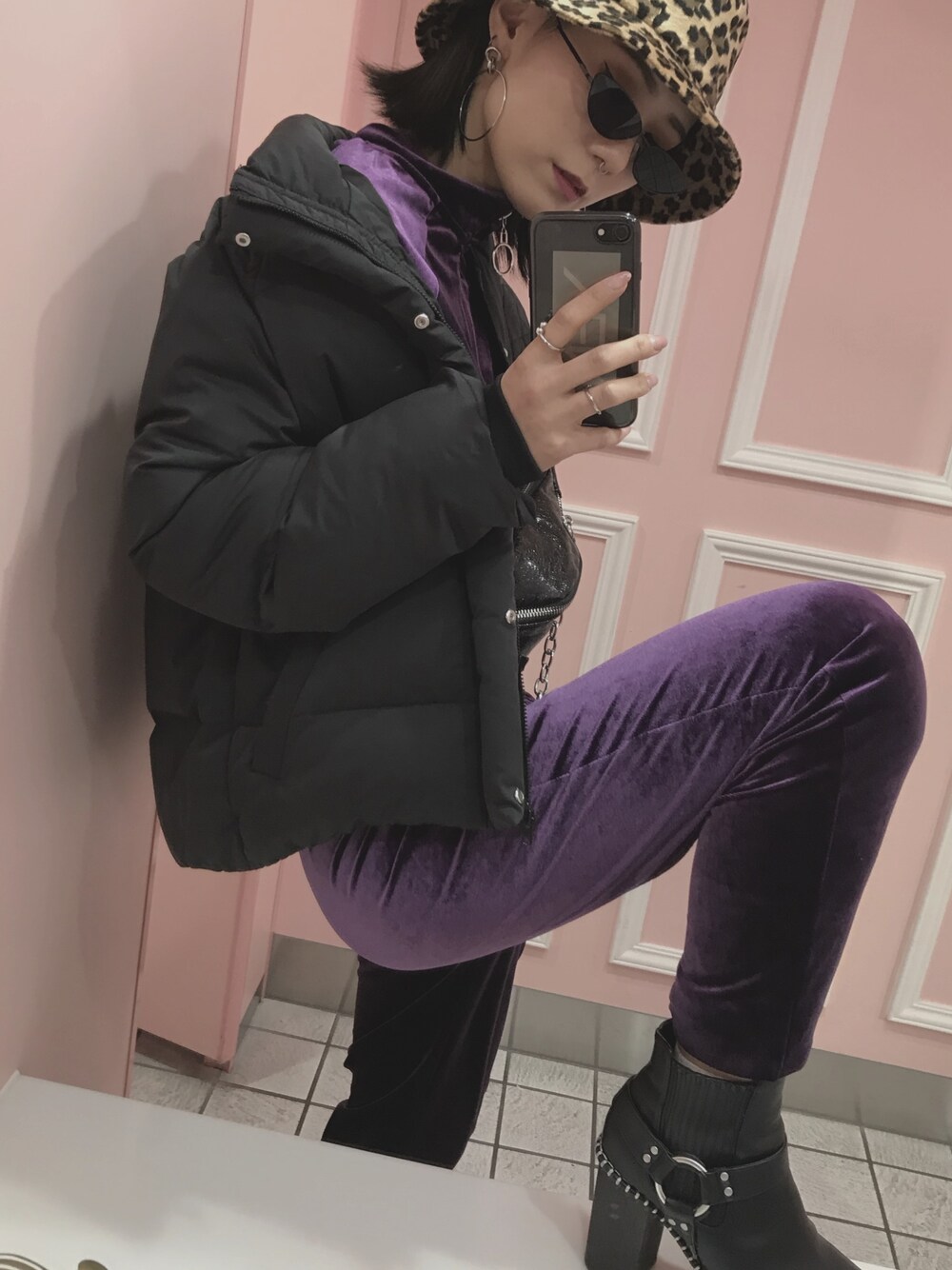 「セットアップ、ootd、レオパード、アニマル柄、黒、パープル、古着MIX、ストリート」｜「MOUSSYのHARNESS WOOD SOLE BOOTS（ブーツ、ブラック系）」を使った、aynさん（レディース・160cm）の冬コーディネートの1枚目の写真
