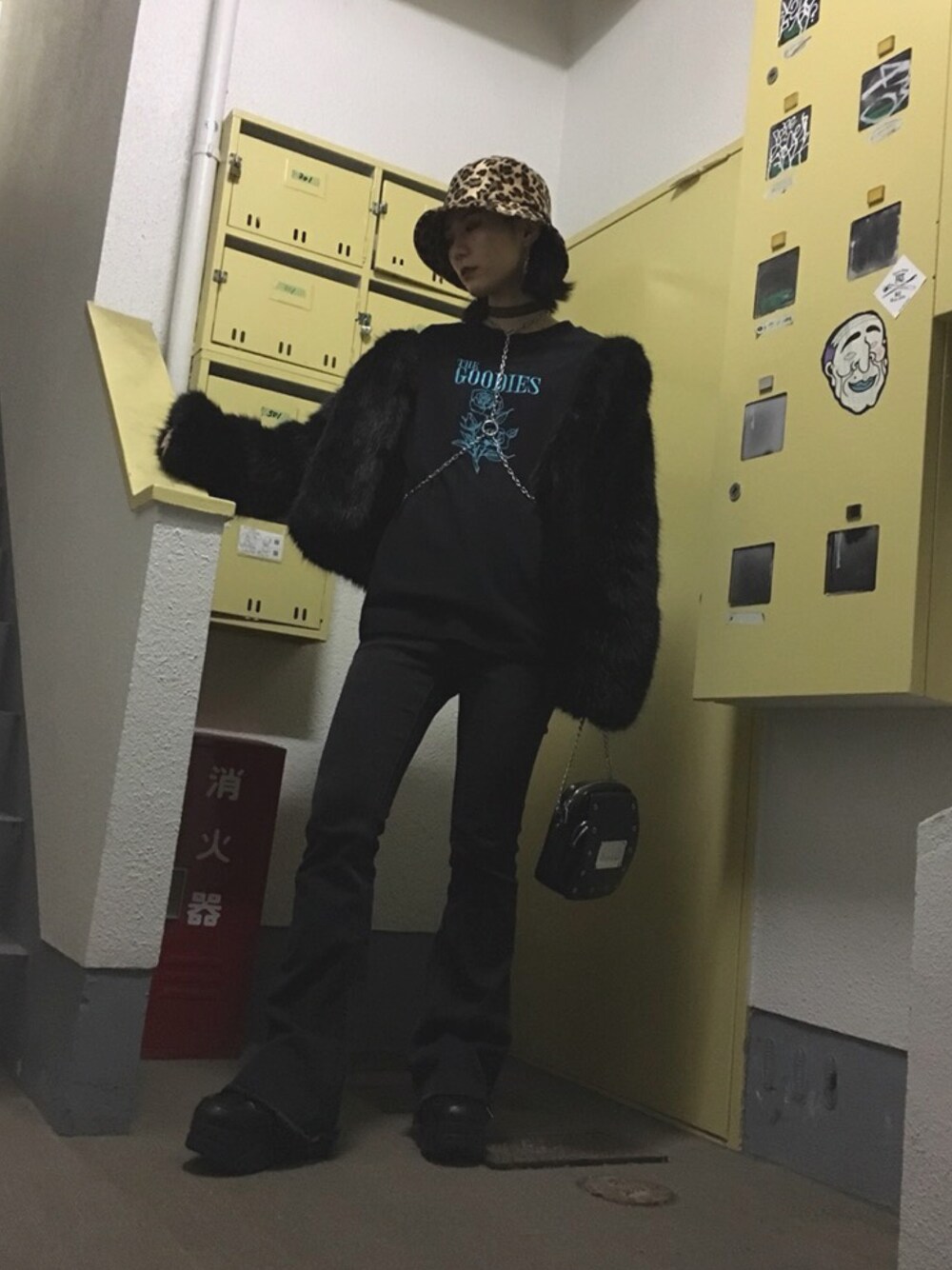 「レオパード、パンツスタイル、フレアパンツ、厚底シューズ、ブラックコーデ、黒、outfit、ootd、バケットハット」｜「M.Y.O.Bのアイテム（ショルダーバッグ、ブラック系）」を使った、aynさん（レディース・160cm）の冬コーディネートの1枚目の写真