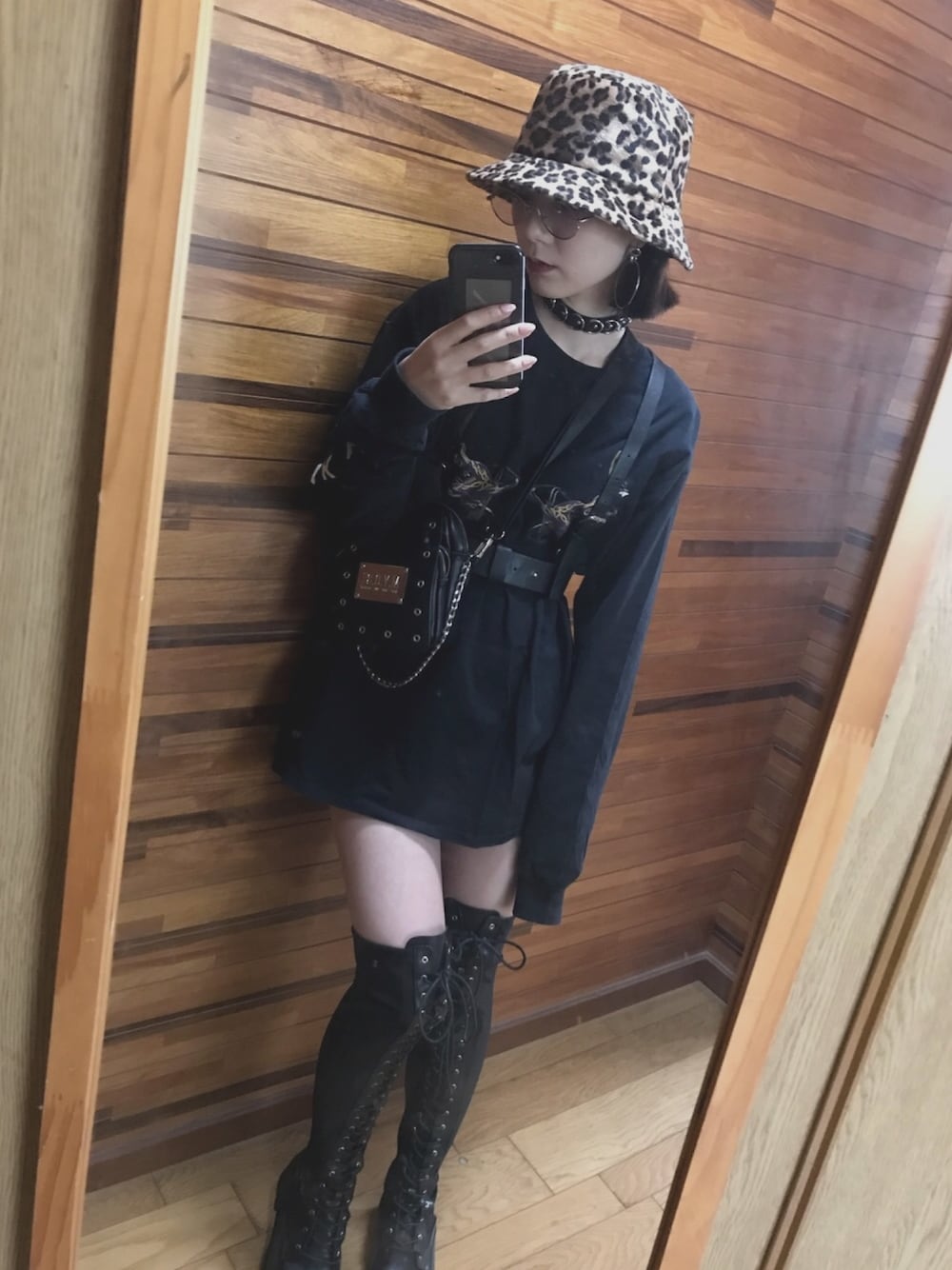 「ロック、パンク、ストリートロック、outfit、ハーネス、ハーネスベルト、論理、LONELY 論理、オールブラック、ootd」｜「LONELY/論理のアイテム（Tシャツ/カットソー、ブラック系）」を使った、aynさん（レディース・160cm）の冬コーディネートの1枚目の写真