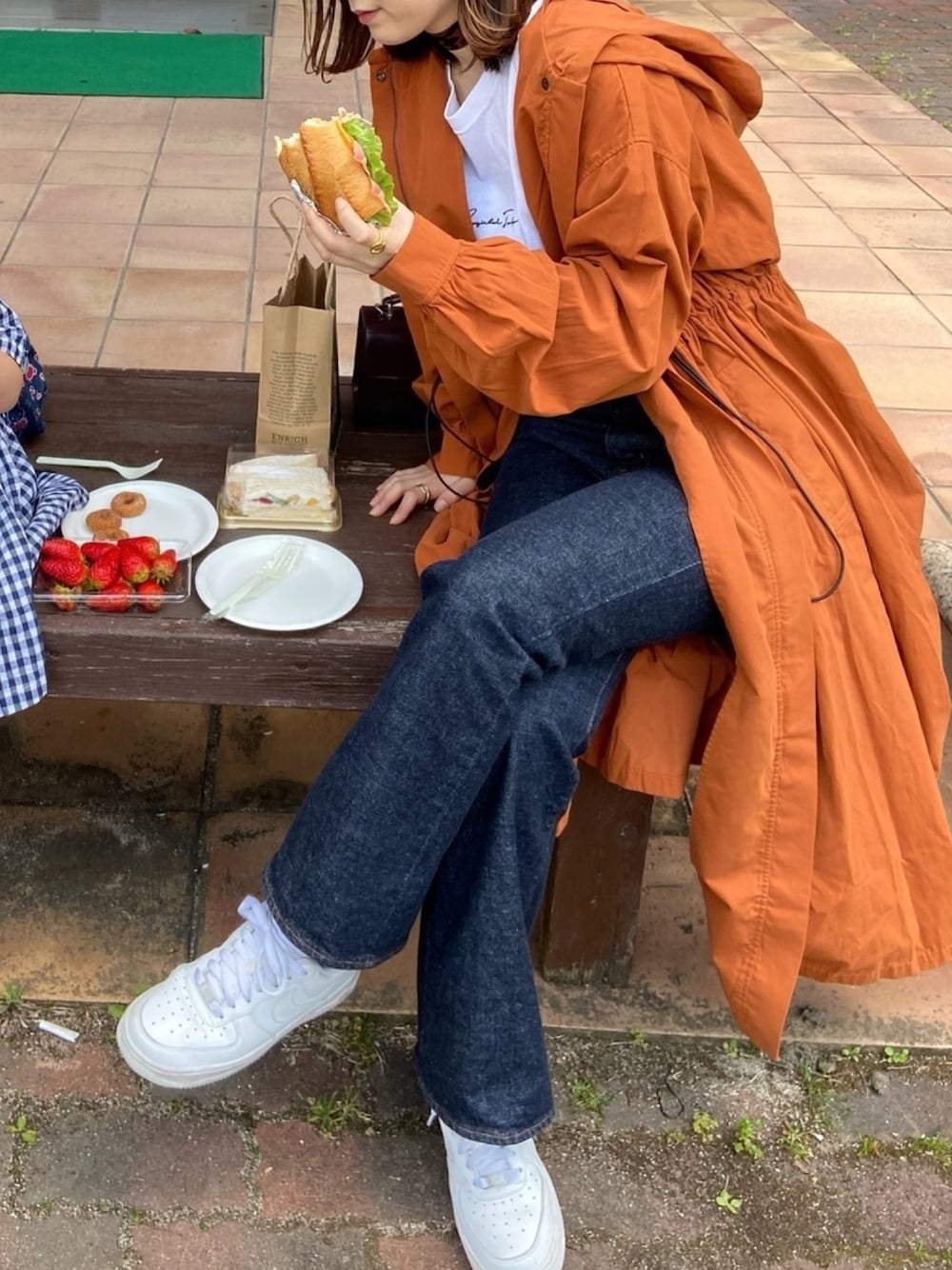 「カジュアル、春夏コーデ、ラクチンコーデ、スニーカーコーデ、NIKE、オレンジ、moussy、フレアパンツ、デニム」｜「MOUSSYのMVS FLARE（デニムパンツ、ブルー系）」を使った、aynさん（レディース・160cm）の春コーディネートの1枚目の写真