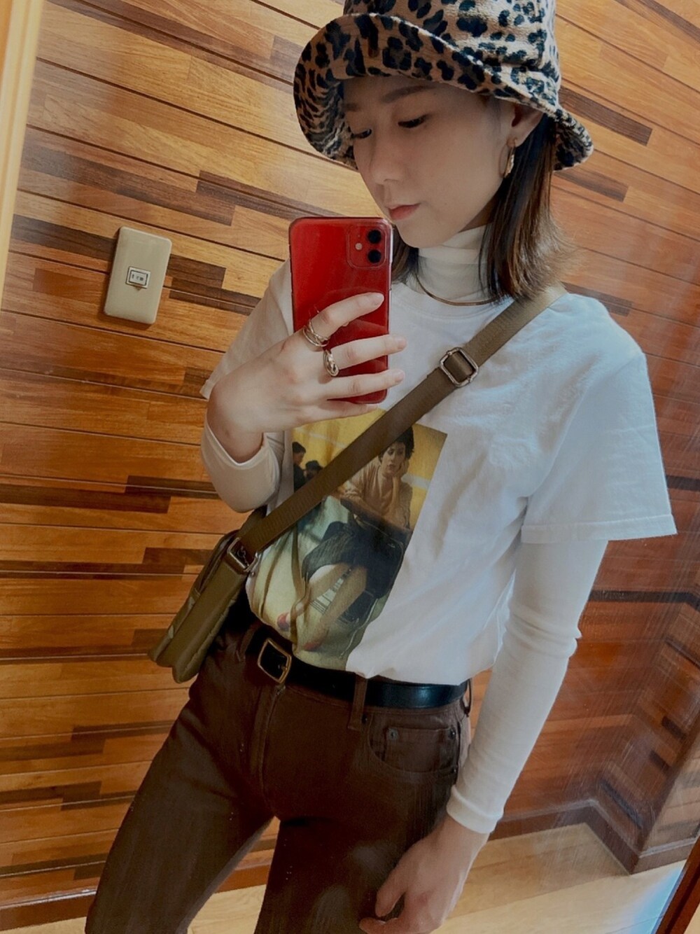 「春コーデ、converse、レイヤードスタイル、ootd、バケットハット、ブラウンコーデ、今日のコーデ」｜「6の＜6(ROKU)＞TWIN PEAKS AUDREY HORNE PHOTO T-SHIRT/Tシャツ（Tシャツ/カットソー、ホワイト系）」を使った、aynさん（レディース・160cm）の春コーディネートの1枚目の写真