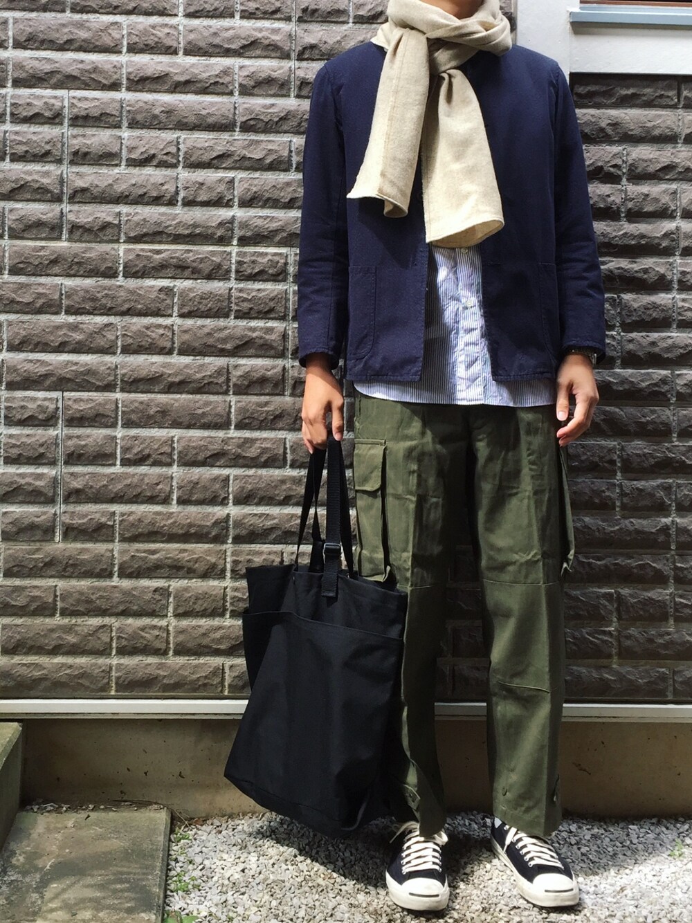 「MHL.のMHL JACK PURCELL（スニーカー、ブラック系）」を使った、kenさん（メンズ・186cm）の春コーディネートの1枚目の写真