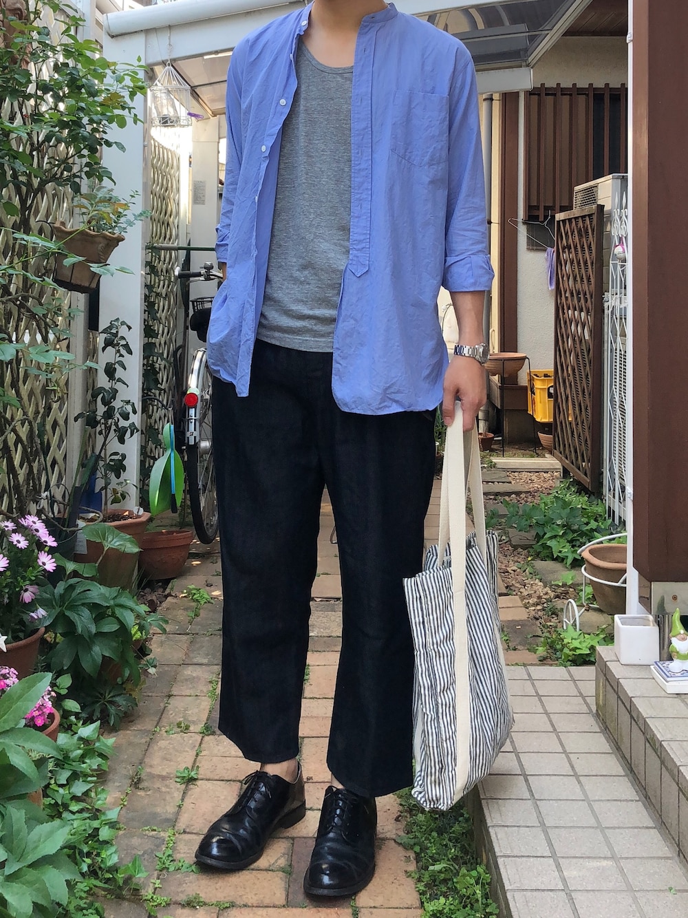 「おしゃれさんと繋がりたい」｜「COMOLIの【COMOLI】コモリ/BAND COLLAR SH（シャツ/ブラウス、ブルー系）」を使った、kenさん（メンズ・186cm）の春コーディネートの1枚目の写真