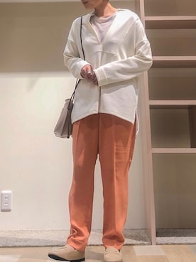 「Green　Parks（グリーンパークス）の深Vネックカットプルオーバー（トップス、ホワイト系）」を使った、たかやまゆいさん（レディース・153cm）の春コーディネート