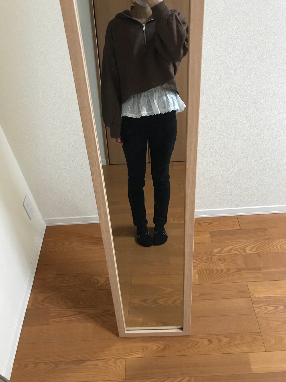 「Kastane、アノラックパーカー、レースブラウス、スキニー、スニーカー」｜「GUの(GU)スキニーパンツ OFF WHITE 55（その他パンツ、ブラック系）」を使った、まさん（レディース・154cm）の春コーディネートの1枚目の写真