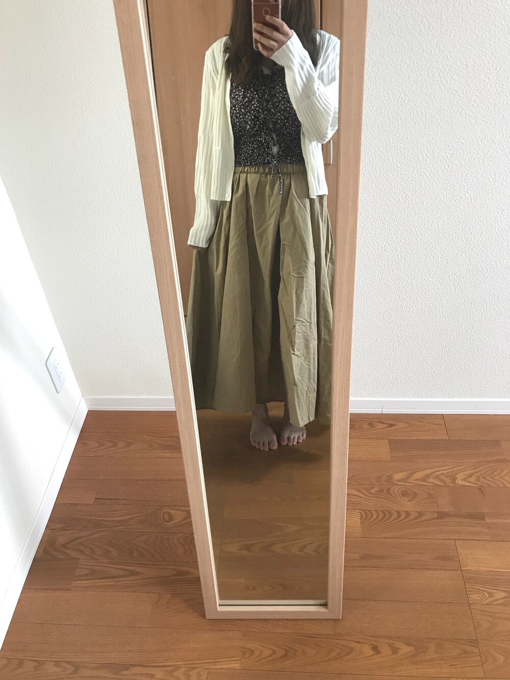 「Kastane、花柄、チノスカート、らくちん、カーディガン」｜「Kastaneのチノボリュームスカート（スカート、ベージュ系）」を使った、まさん（レディース・154cm）の夏コーディネートの1枚目の写真