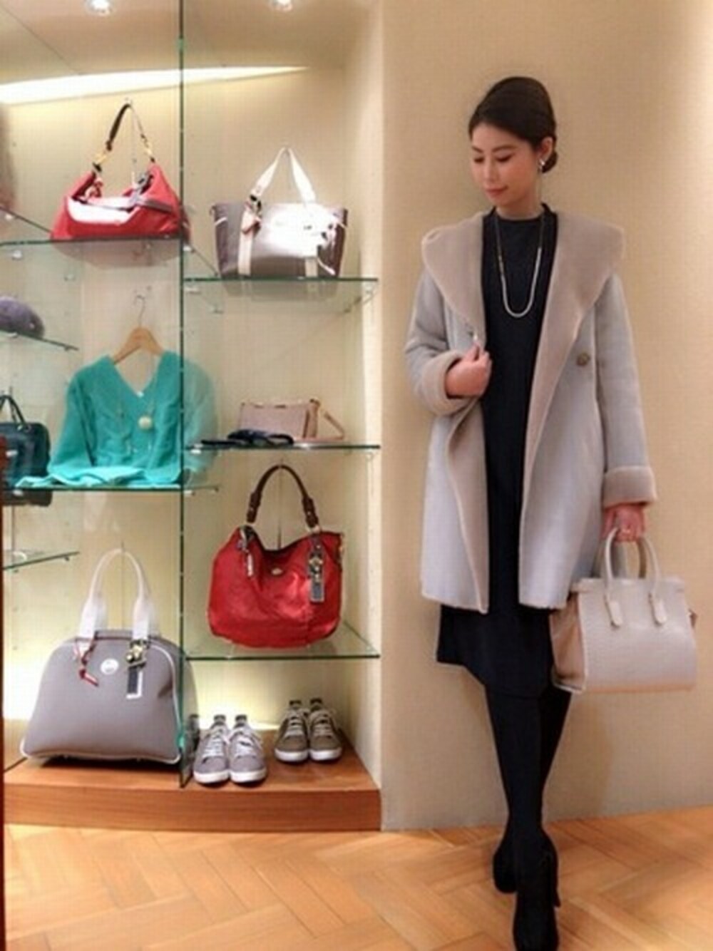 「きれいめコーディネート、ニットワンピース、ムートンコート、大人コーデ、ootd、キャサリンロス、KATHARINE ROSS、おしゃれさんと繋がりたい」｜「KATHARINE ROSSの【KATHARINE ROSS】  FIONAニットワンピース（ワンピース、ブルー系）」を使った、KATHARINEROSS さん（レディース・168cm）の冬コーディネートの1枚目の写真