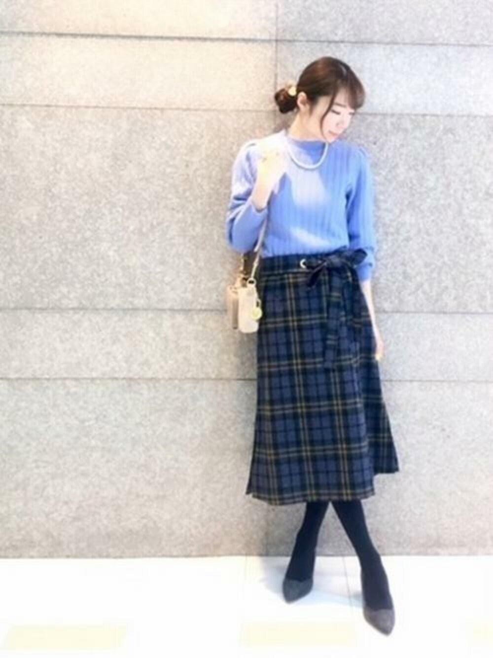 「カラーニット、チェックスカート、ootd、キャサリンロス、KATHARINE ROSS、おしゃれさんと繋がりたい」｜「KATHARINE ROSSの【KATHARINE ROSS】  手洗い可 GLAMOURプルオーバー（ニット/セーター、ブルー系）」を使った、KATHARINEROSS さん（レディース・156cm）の冬コーディネートの1枚目の写真