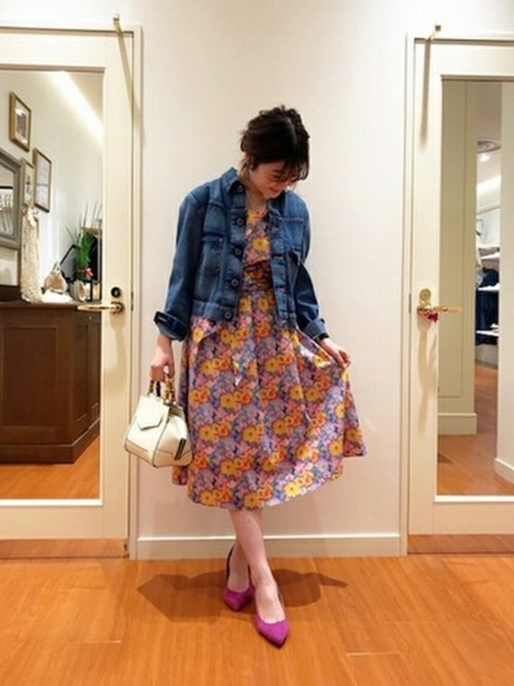 「デニムジャケット、デート、ootd、春コーデ、花柄ワンピース、LIBERTY、キャサリンロス、KATHARINE ROSS」｜「KATHARINE ROSSの【KATHARINE ROSS】  手洗い可/日本製 LIBERTY Melodyプリントワンピース（ワンピース、レッド系）」を使った、KATHARINEROSS さん（レディース・155cm）の春コーディネートの1枚目の写真