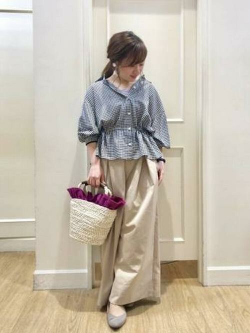 「大人カジュアル、ギンガムチェック、ワイドパンツ、ootd、かごバッグ、春コーデ、キャサリンロス、KATHARINE ROSS」｜「KATHARINE ROSSの【KATHARINE ROSS】  バックリボン2wayシャツ（シャツ/ブラウス、ブラック系）」を使った、KATHARINEROSS さん（レディース・147cm）の春コーディネートの1枚目の写真