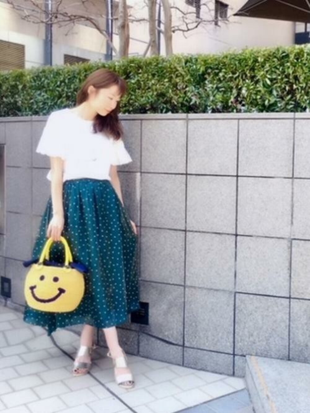 「大人カジュアル、ootd、かごバッグ、春コーデ、スマイル、ドットスカート、キャサリンロス、KATHARINE ROSS、袖ボリューム」｜「KATHARINE ROSSの【KATHARINE ROSS】  手洗い可 クールローレル袖タックプルオーバー（Tシャツ/カットソー、ホワイト系）」を使った、KATHARINEROSS さん（レディース・156cm）の春コーディネートの1枚目の写真