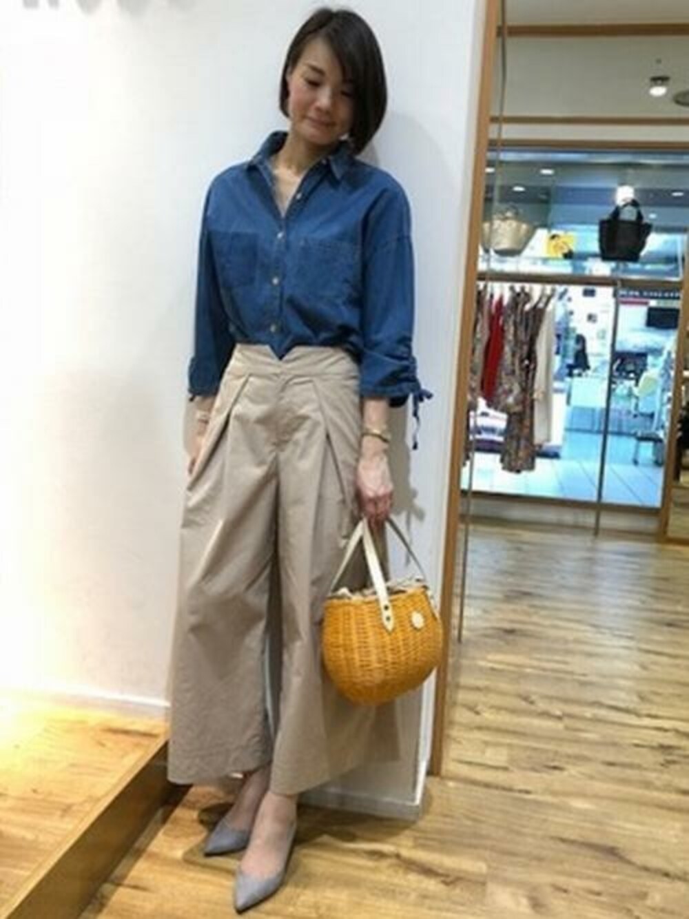 「デニムシャツ、ダンガリーシャツ、ワイドパンツ、かごバッグ、春コーデ、オトナカジュアル、キャサリンロス、KATHARINE ROSS」｜「KATHARINE ROSSの【KATHARINE ROSS】  マシンウォッシャブル可 ダンガリー袖リボンシャツ（シャツ/ブラウス、ブルー系）」を使った、KATHARINEROSS さん（レディース・170cm）の春コーディネートの1枚目の写真