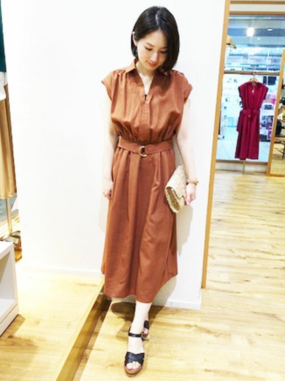 「ワンピース、きれいめカジュアル、ootd、かごバッグ、サマースタイル、キャサリンロス、KATHARINE ROSS」｜「KATHARINE ROSSの【KATHARINE ROSS】  手洗い可 リネンウェーブシャツワンピース（ワンピース、ベージュ系）」を使った、KATHARINEROSS さん（レディース・157cm）の春コーディネートの1枚目の写真