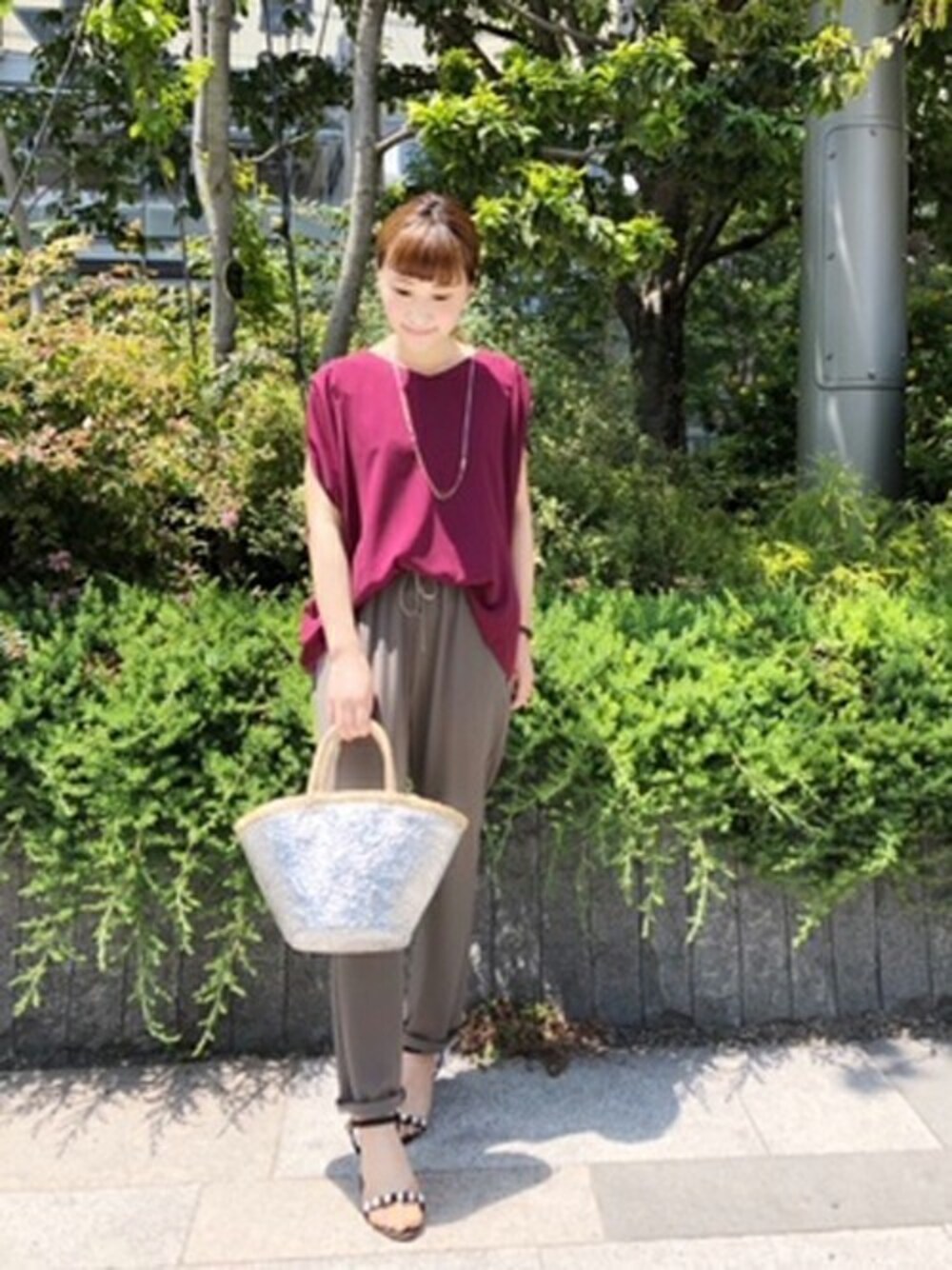 「テーパードパンツ、ブラウス、キレイめ、パープル、ootd、かごバッグ、通勤コーデ、キャサリンロス、KATHARINE ROSS」｜「KATHARINE ROSSの【KATHARINE ROSS】 手洗い可 ドビー袖ドレープブラウス（シャツ/ブラウス、パープル系）」を使った、KATHARINEROSS さん（レディース・151cm）の夏コーディネートの1枚目の写真
