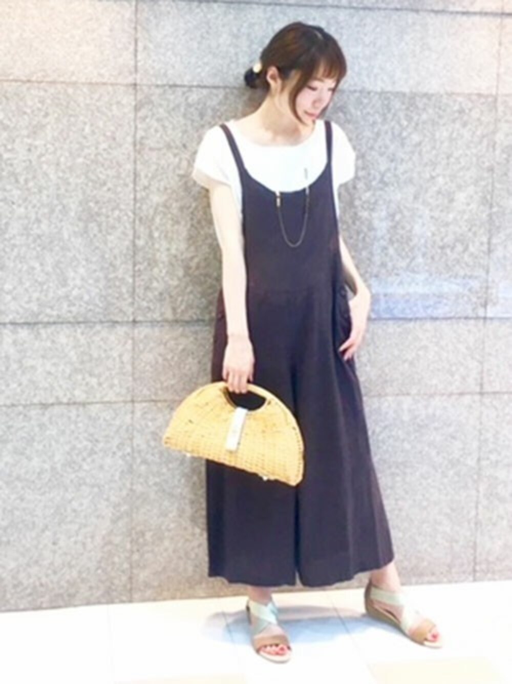 「サロペット、サンダル、ootd、かごバッグ、夏コーデ、オトナカジュアル、キャサリンロス、KATHARINE ROSS」｜「KATHARINE ROSSの【KATHARINE ROSS】 ラメドビーブラウス×サロペット（サロペット/オーバーオール、ブラック系）」を使った、KATHARINEROSS さん（レディース・156cm）の夏コーディネートの1枚目の写真