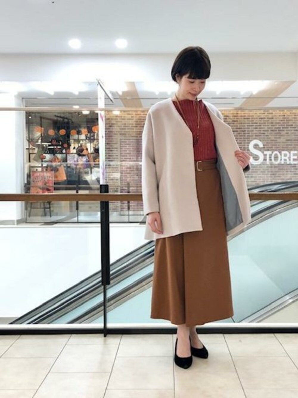 「KATHARINE ROSSの【KATHARINE ROSS】 メリノクリンプダブルビーバーコート（ノーカラージャケット、ベージュ系）」を使った、KATHARINEROSS さん（レディース・156cm）の秋コーディネートの1枚目の写真