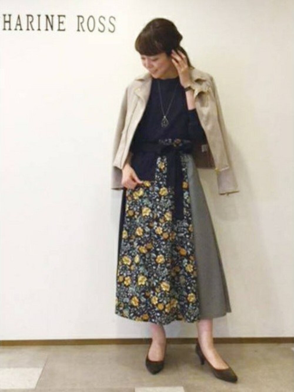 「スカート、ライダース、秋のコーデ、レトロ、ootd、キャサリンロス、KATHARINE ROSS」｜「KATHARINE ROSSの【KATHARINE ROSS】 スエードライダースジャケット（ライダースジャケット、ベージュ系）」を使った、KATHARINEROSS さん（レディース・157cm）の秋コーディネートの1枚目の写真
