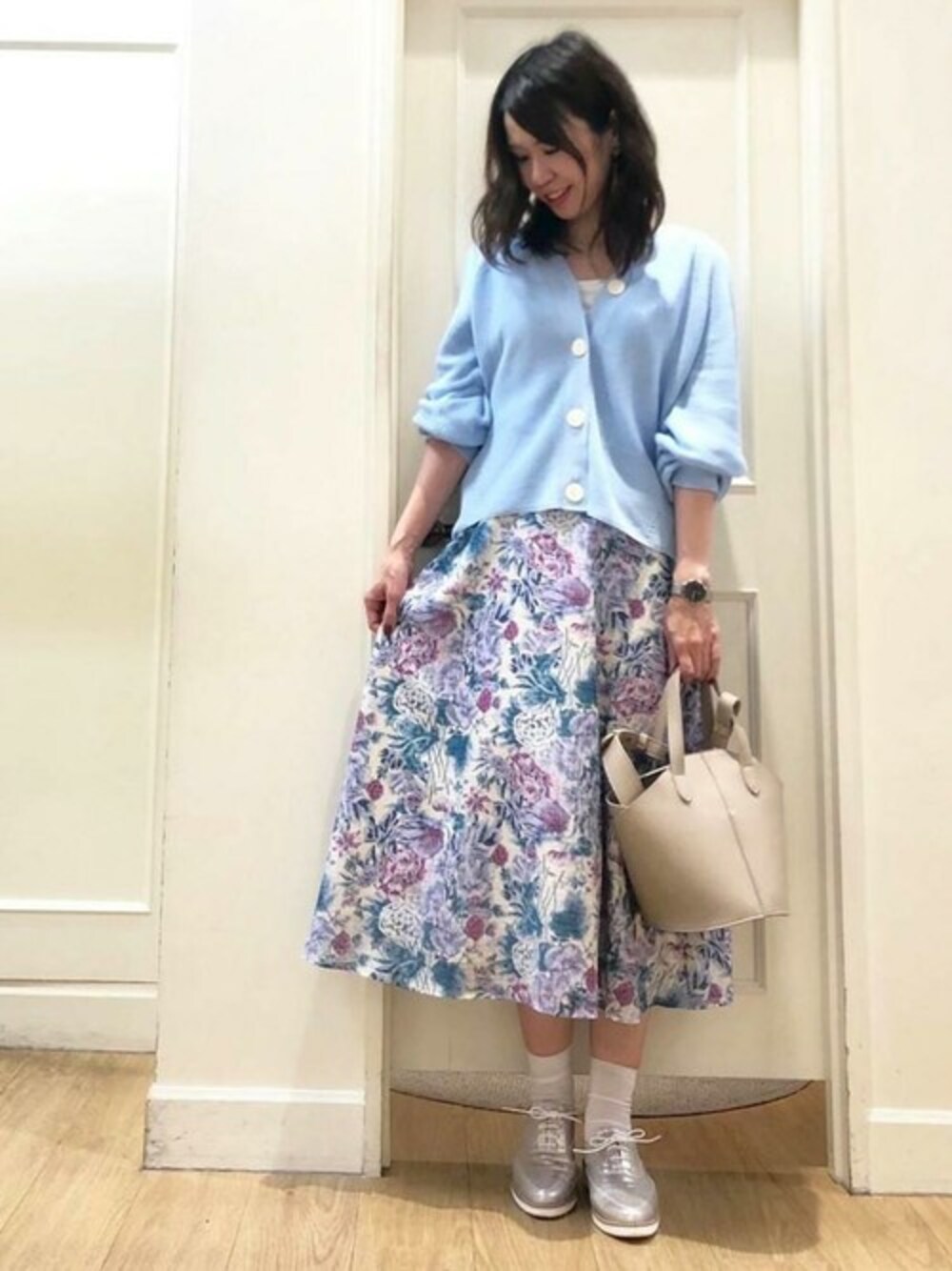 「カーディガン、ニット、スカート、花柄、スニーカーコーデ、ootd、春色、春コーデ、キャサリンロス、KATHARINE ROSS」｜「KATHARINE ROSSの【KATHARINE ROSS】カバリエレプリントスカート（スカート、パープル系）」を使った、KATHARINEROSS さん（レディース・163cm）の冬コーディネートの1枚目の写真