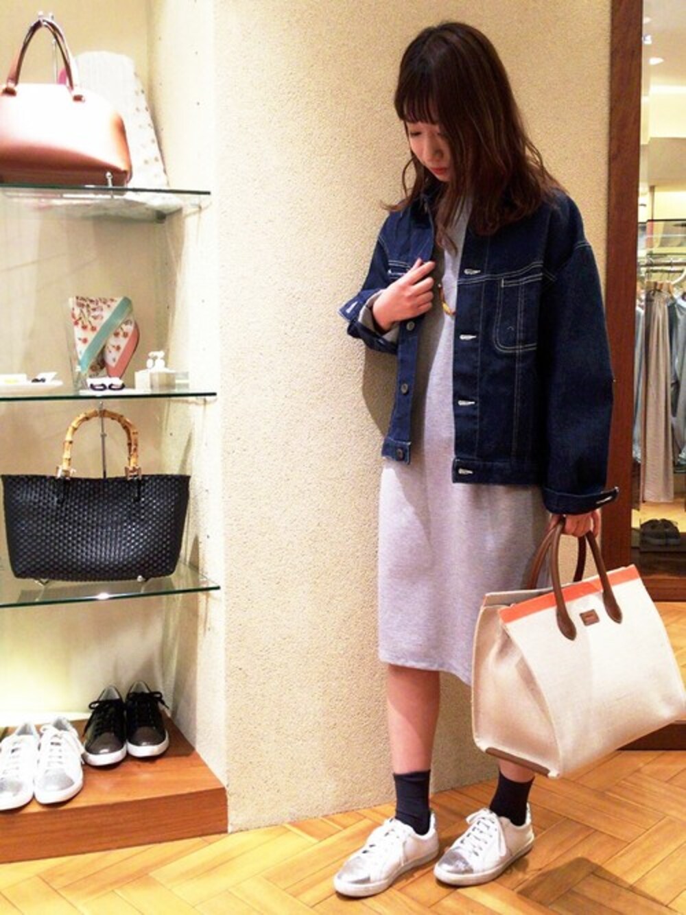 「スウェット、ワンピース、カジュアル、デニムジャケット、おでかけ、ootd、春コーデ、カジュアルコーデ、キャサリンロス、KATHARINE ROSS」｜「KATHARINE ROSSの【KATHARINE ROSS】ルーフニットワンピース（ワンピース、グレー系）」を使った、KATHARINEROSS さん（レディース・158cm）の春コーディネートの1枚目の写真