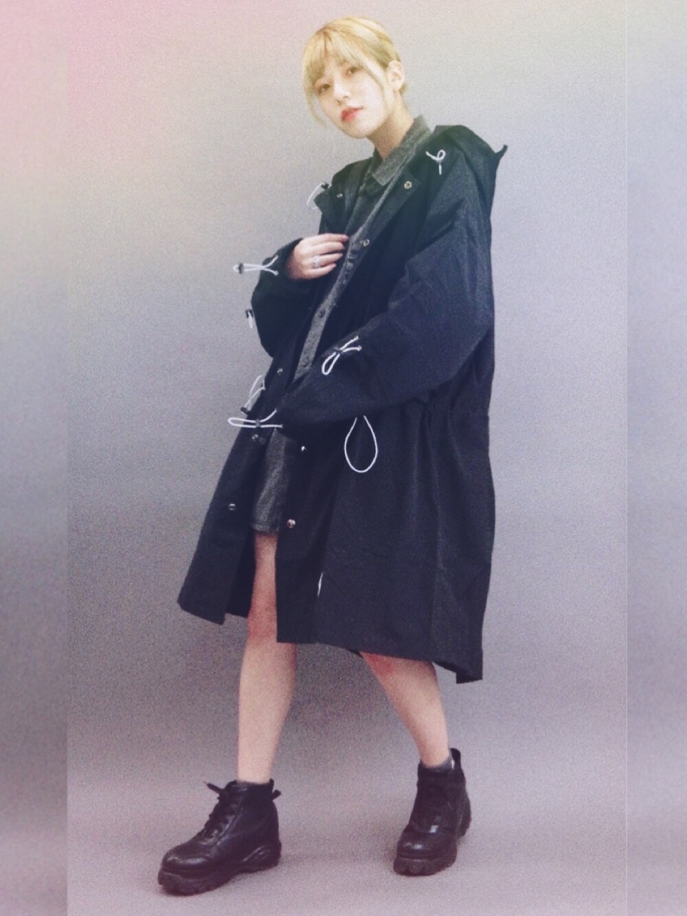 ブラック系のジャケット/アウターを着用したレディースの秋コーディネートの1枚目の写真