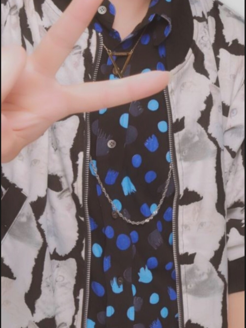 「猫、今日のコーデ、レディース男子部、猫柄、はるコーデ」｜「TSUMORI CHISATOのアイテム（シャツ/ブラウス、ブルー系）」を使った、けんたろう@猫好き薬剤師さん（メンズ・169cm）の春コーディネートの1枚目の写真