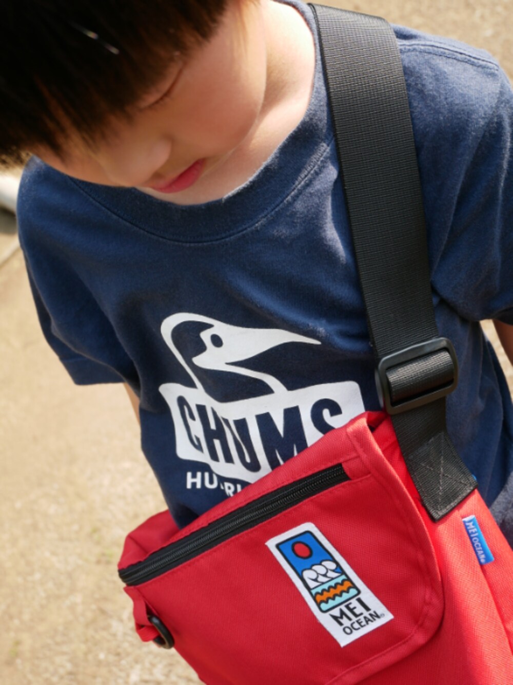 ブルー系のTシャツ/カットソー、レッド系のショルダーバッグを着用したキッズの夏コーディネートの1枚目の写真