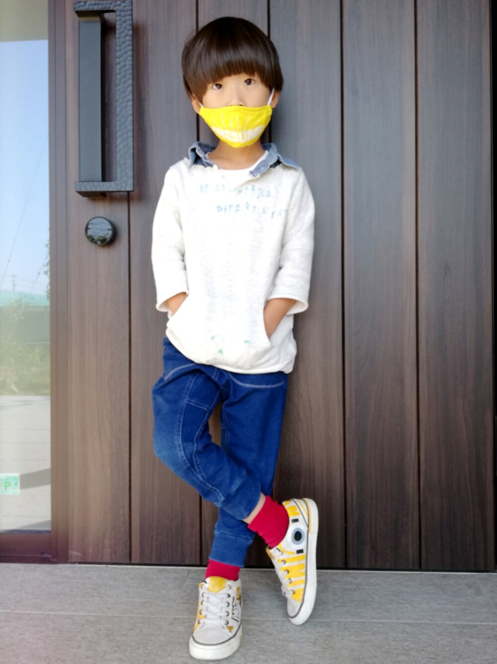 「黄色、マスク、デニム、DENIM DUNGAREE、重ね着風、トレーナー、ポケット、kbros 弟」｜「Birthdayのアイテム（その他パンツ、ブルー系）」を使った、Ｋ兄弟さん（キッズ・110cm）の秋コーディネートの1枚目の写真