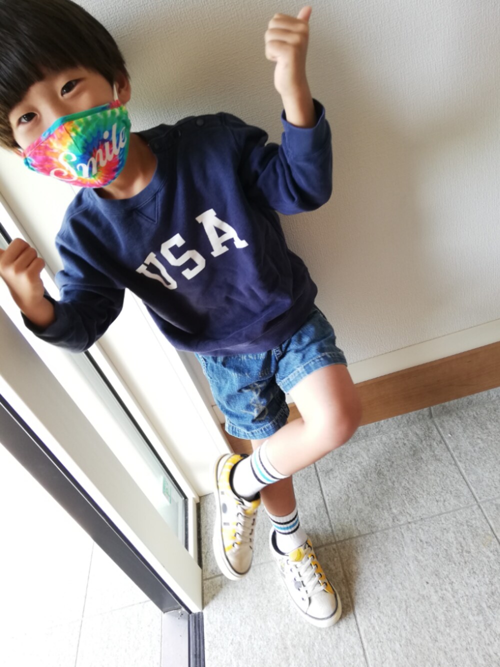 「タイダイ柄、Polo Ralph Lauren、ロゴスウェット、ショートパンツ、サーフスタイル、サーファーコーデ、柄スニーカー、USA、kbros 弟」｜「POLO RALPH LAURENのアイテム（スウェット、ブルー系）」を使った、Ｋ兄弟さん（キッズ・110cm）の秋コーディネートの1枚目の写真
