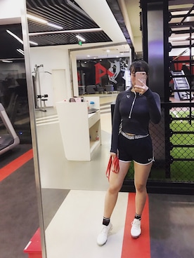 「アイテム（スウェット）」を使った、Ying Heさん（レディース・167cm）の秋コーディネート