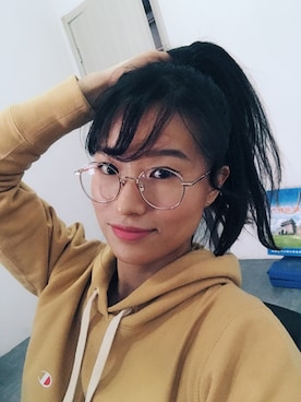 「アイテム（スウェット、ゴールド系）」を使った、Ying Heさん（レディース・167cm）の春コーディネート