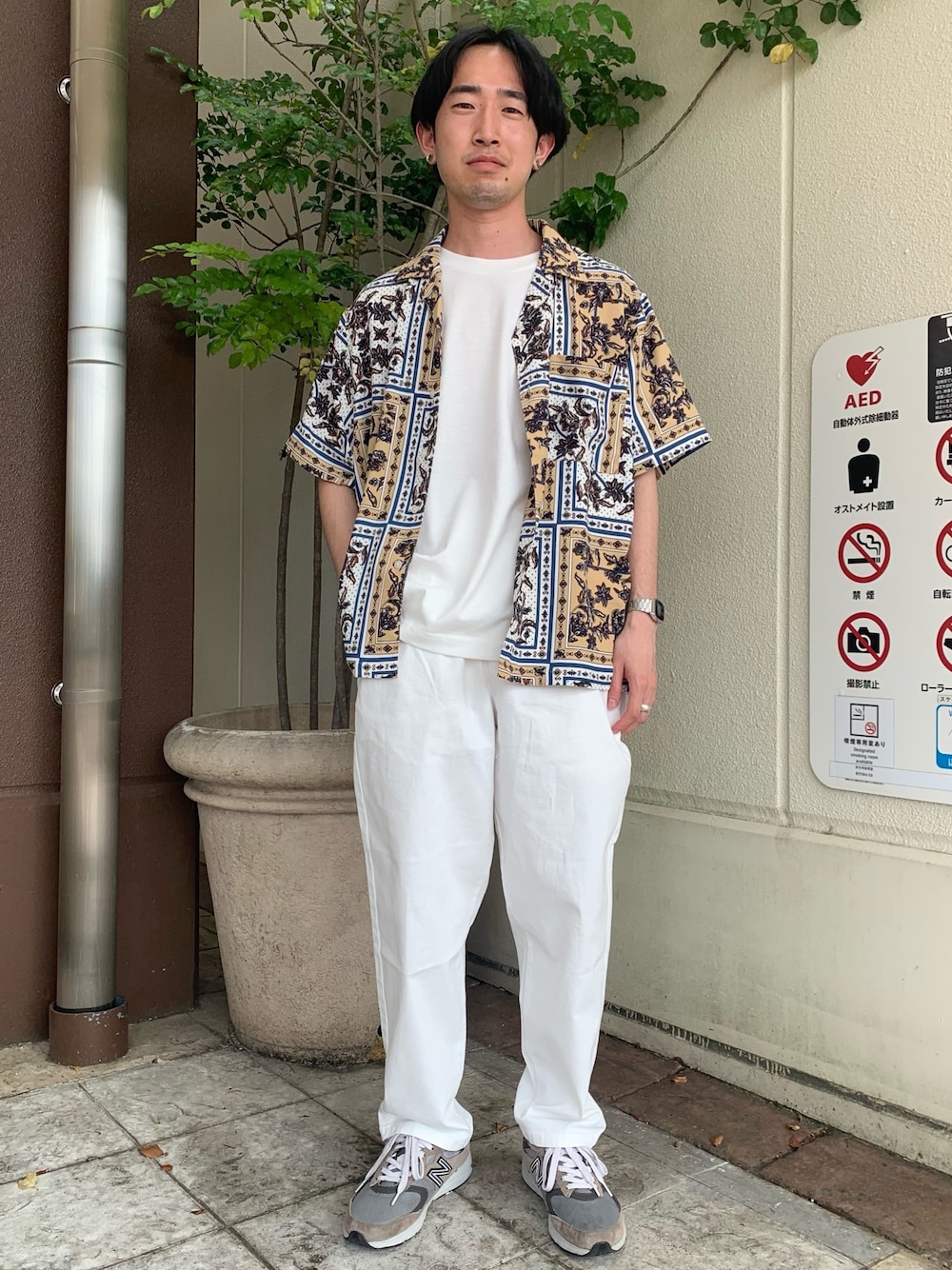 「アーバンリサーチ、URBAN RESEARCH、ITEMS URBANRESEARCH、柄シャツ、ニューバランス880、ニューバランス、New Balance、チープカシオ、白Tシャツ、白パンツ」｜「ITEMS URBANRESEARCHの総柄プリント半袖シャツ（シャツ/ブラウス、その他）」を使った、renatoさん（メンズ・167cm）の夏コーディネートの1枚目の写真