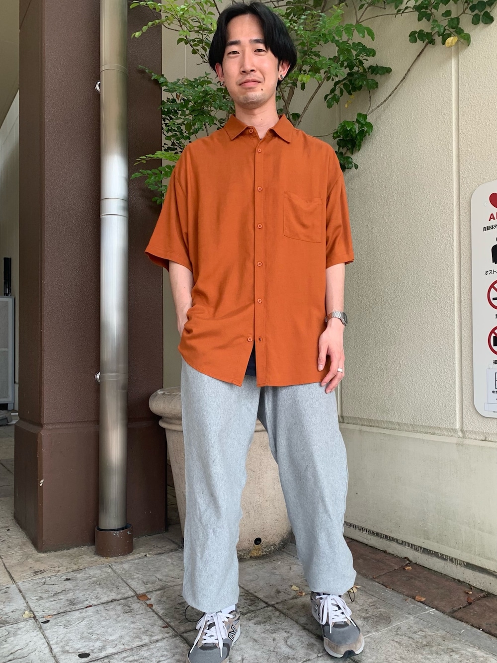 「アーバンリサーチ、URBAN RESEARCH、ITEMS URBANRESEARCH、初夏コーデ、オジ靴、おじさんコーデ、ニューバランス880、オレンジシャツ、スウェットパンツ、ゆるゆるコーデ」｜「ITEMS URBANRESEARCHのレーヨンリネン 半袖シャツ（シャツ/ブラウス、オレンジ系）」を使った、renatoさん（メンズ・167cm）の夏コーディネートの1枚目の写真