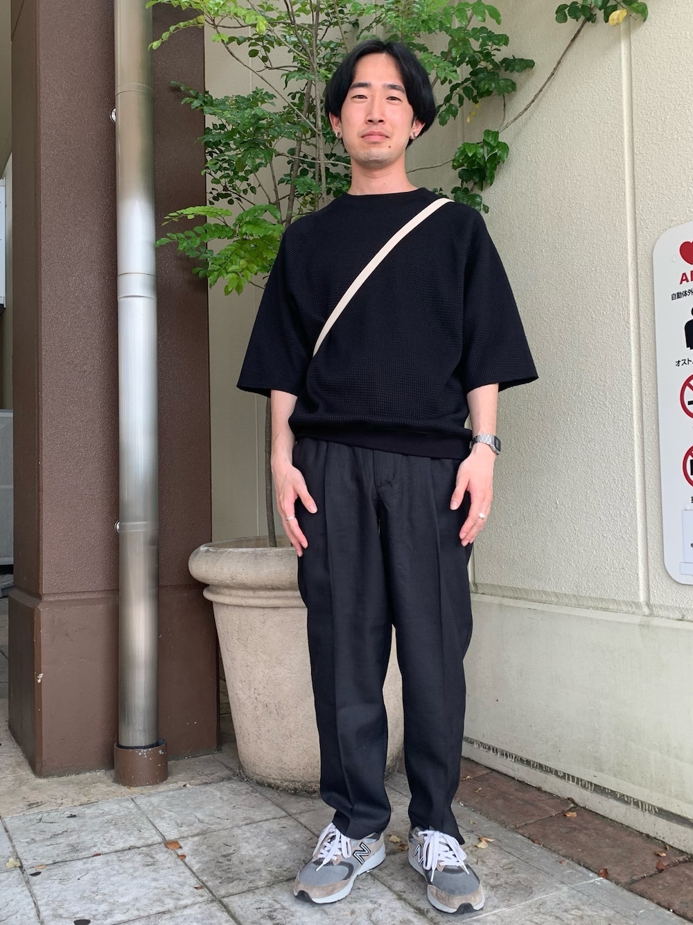 「アーバンリサーチ、URBAN RESEARCH、ITEMS URBANRESEARCH、ブラックコーデ、ニューバランス880、スラックスパンツ、チープカシオ、オジ靴、ショルダーバッグ」｜「ITEMS URBANRESEARCHのワッフル ラグラン半袖プルオーバー（Tシャツ/カットソー、ブラック系）」を使った、renatoさん（メンズ・167cm）の夏コーディネートの1枚目の写真